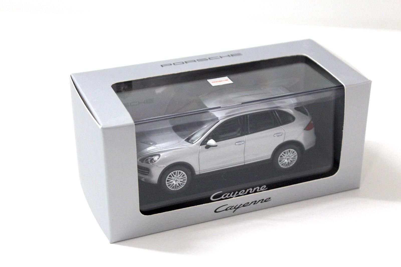 1:43 Minichamps Porsche Cayenne silver DEALER VERSION