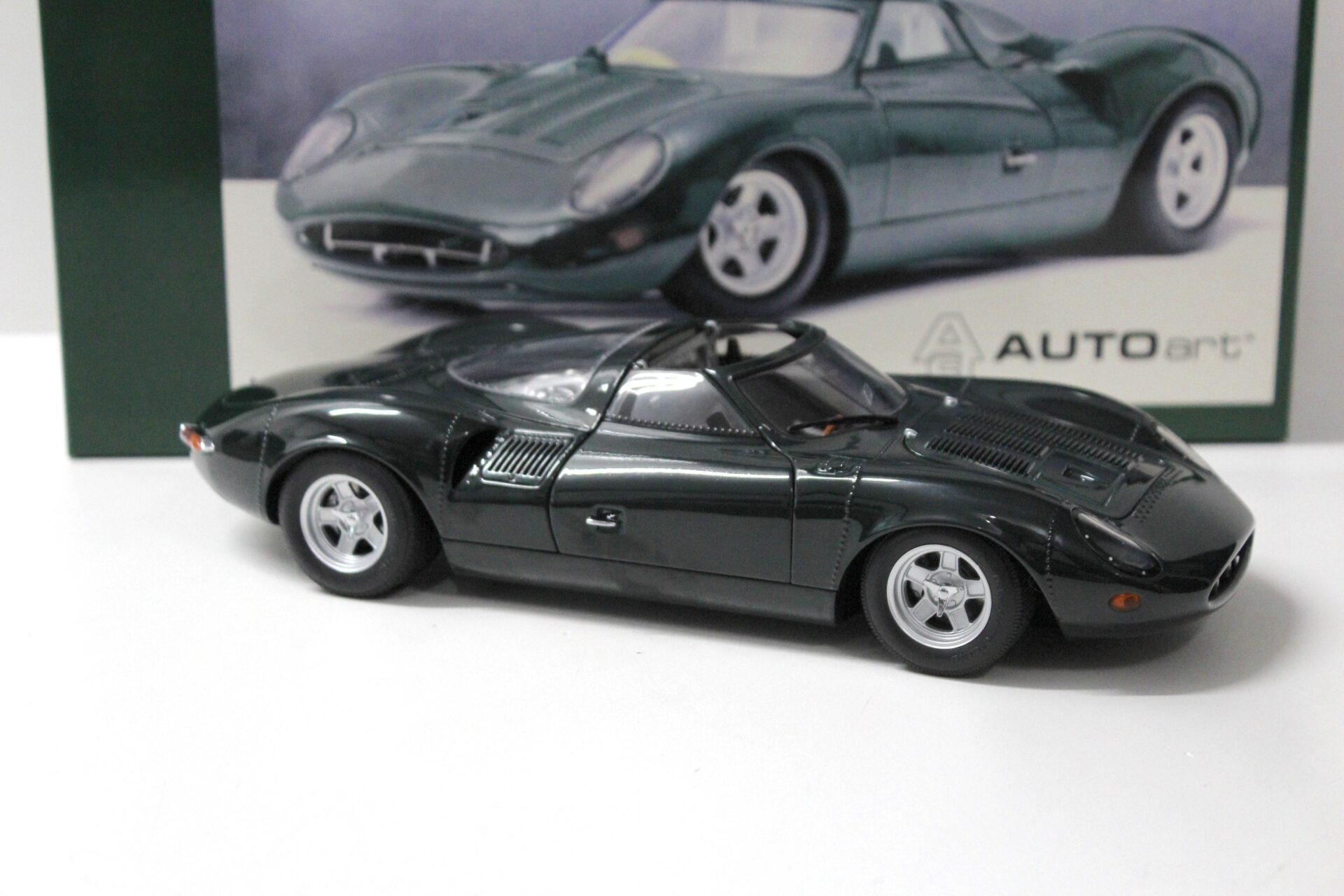 1:18 AUTOart Jaguar XJ 13 dark green
