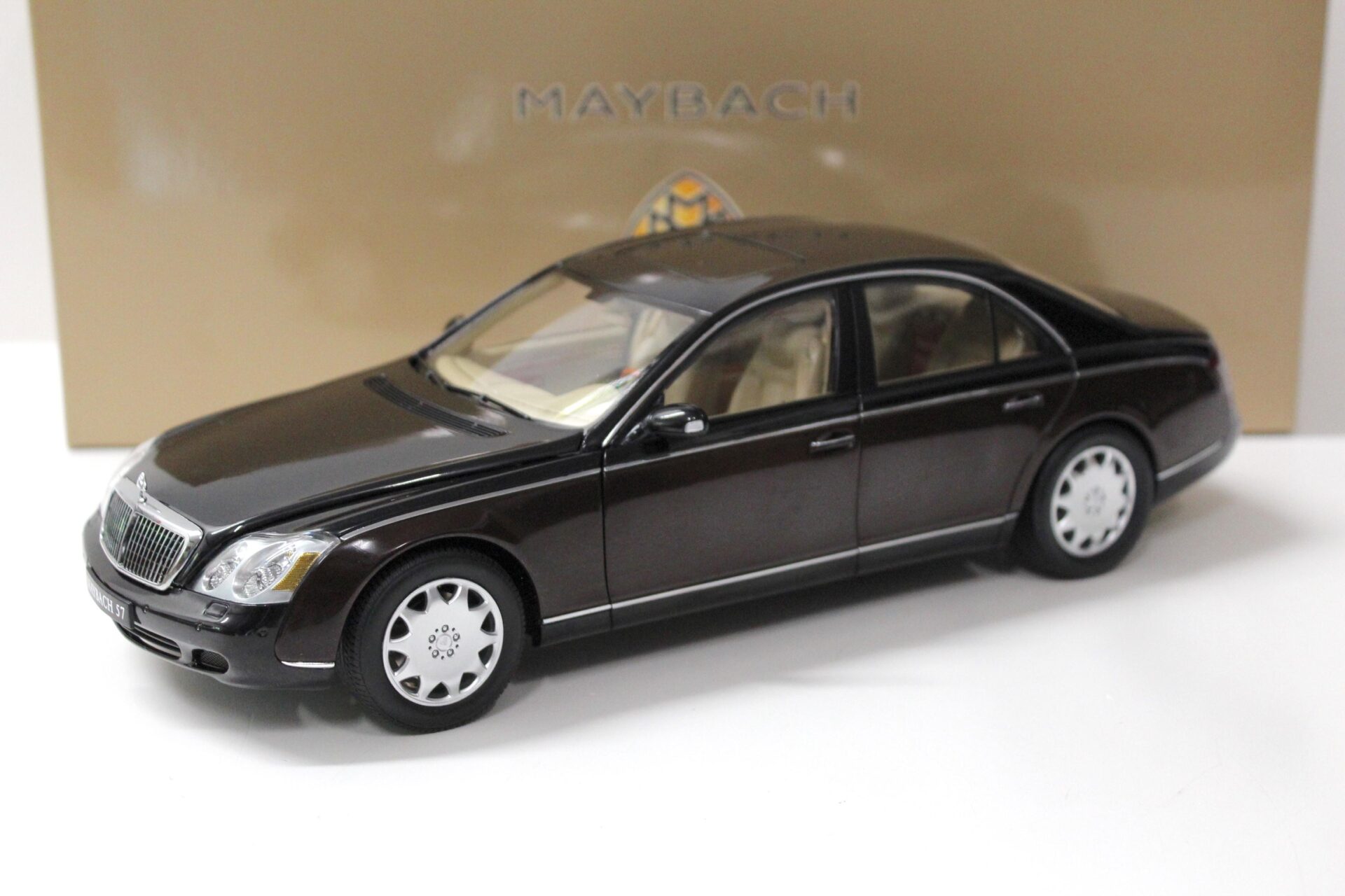 1:18 AUTOart Maybach 57 Limousine black/ dark brown DEALER VERSION