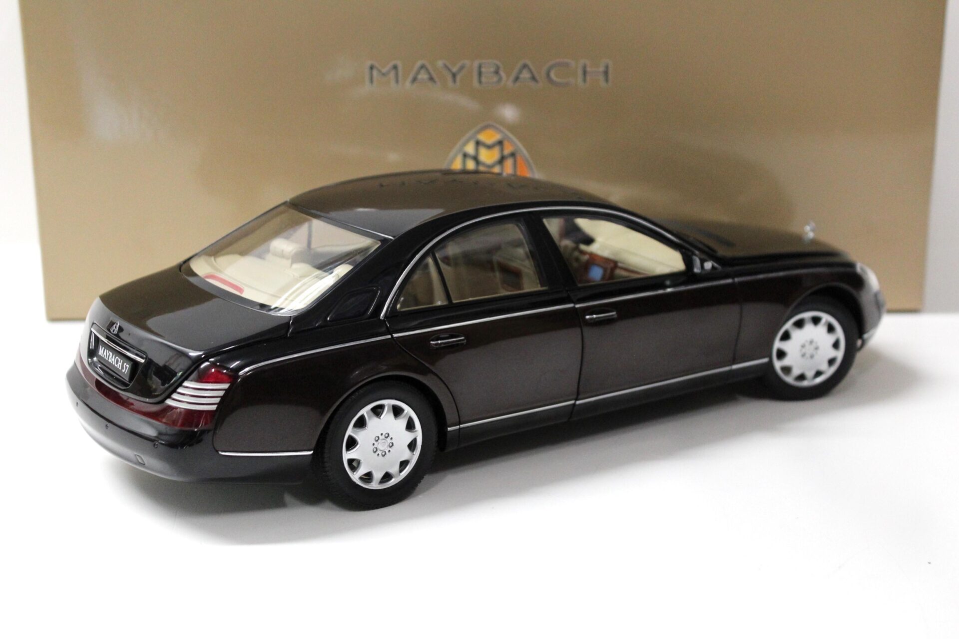 1:18 AUTOart Maybach 57 Limousine black/ dark brown DEALER VERSION