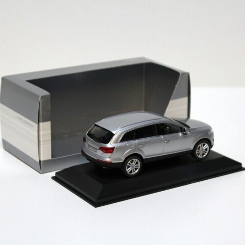 1:43 Schuco Audi Q7 4.2 Quattro light silver DEALER VERSION