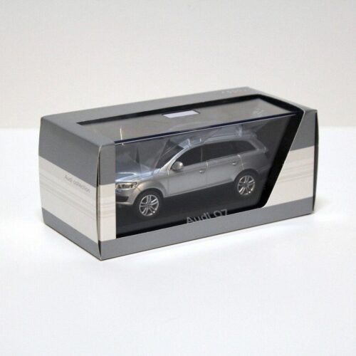 1:43 Schuco Audi Q7 4.2 Quattro light silver DEALER VERSION