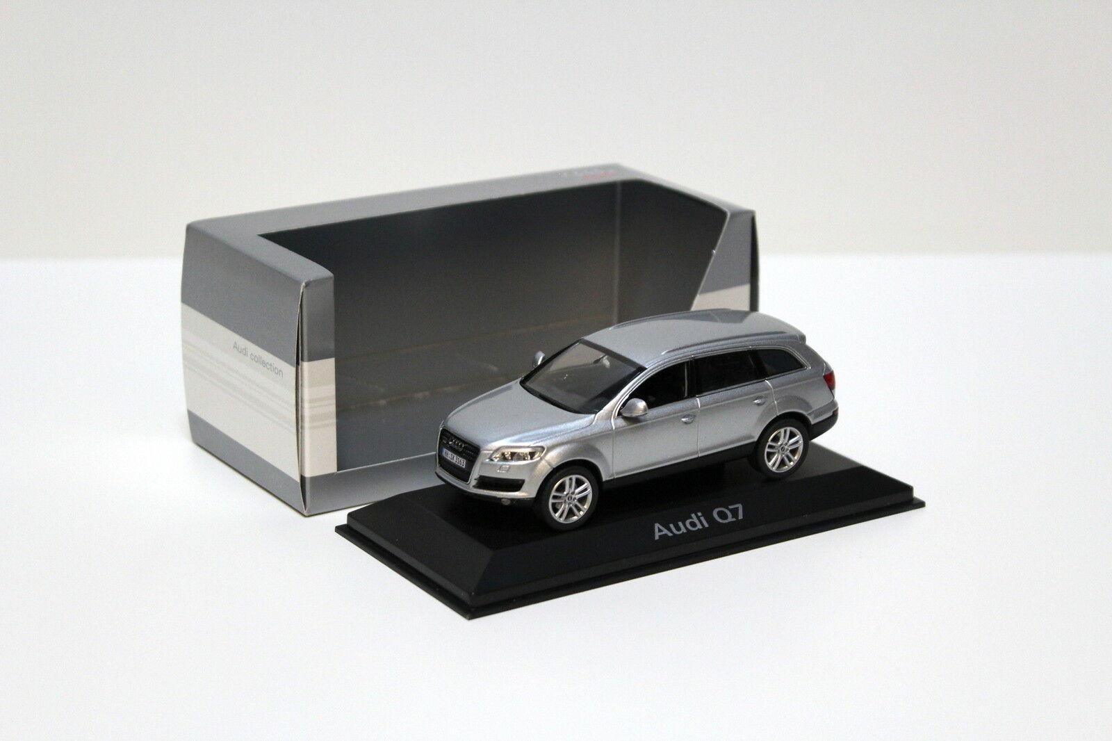 1:43 Schuco Audi Q7 4.2 Quattro light silver DEALER VERSION