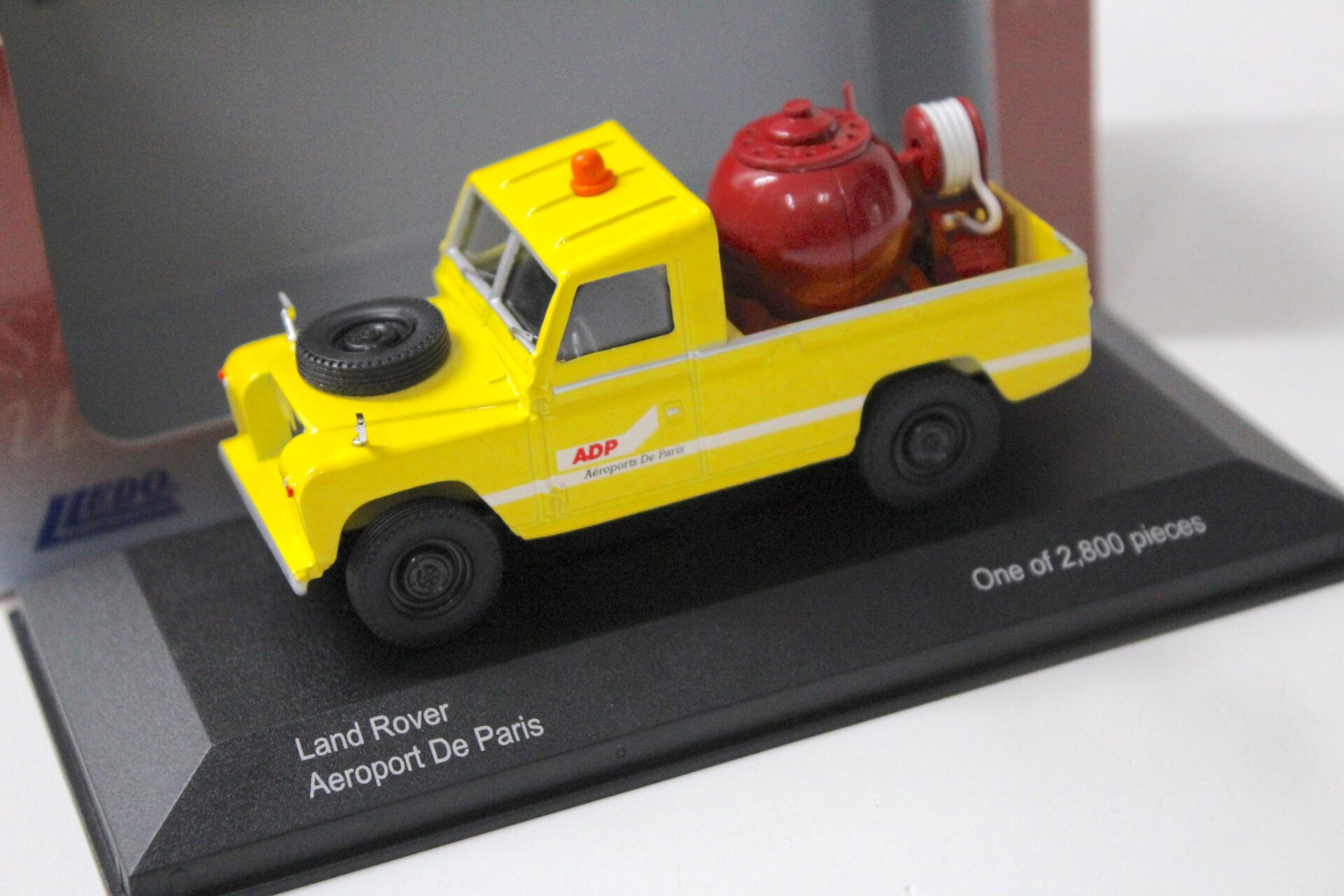 1:43 Vanguards Land Rover Aeroport de Paris yellow