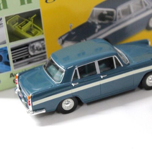 1:43 Vanguards Austin A60 Cambridge Persian blue/ Snowberry white stripe