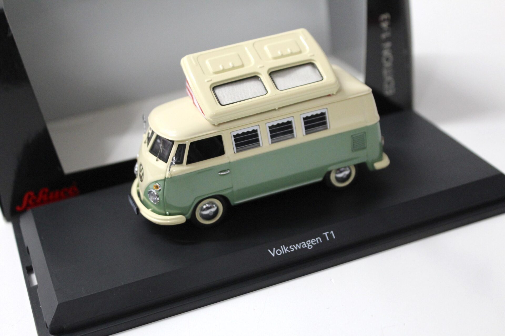 ID 47650 orig.jpg 1:43 Schuco Volkswagen VW T1 Campingbus green/ white
