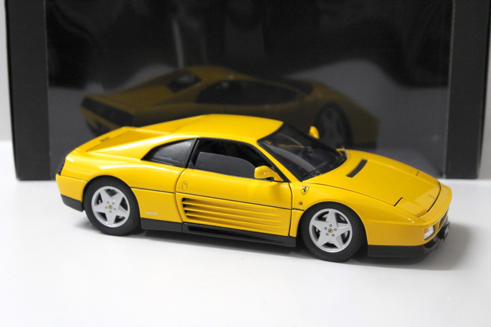 1:18 Hot Wheels Elite Ferrari 348tb Coupe yellow