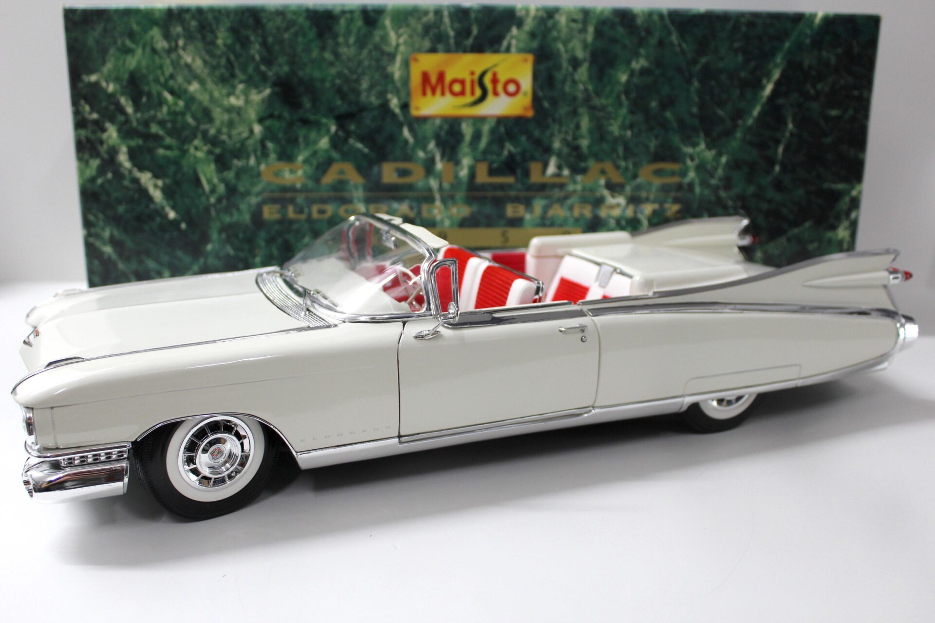 1:12 Maisto Cadillac Eldorado Biarritz Convertible 1959 white