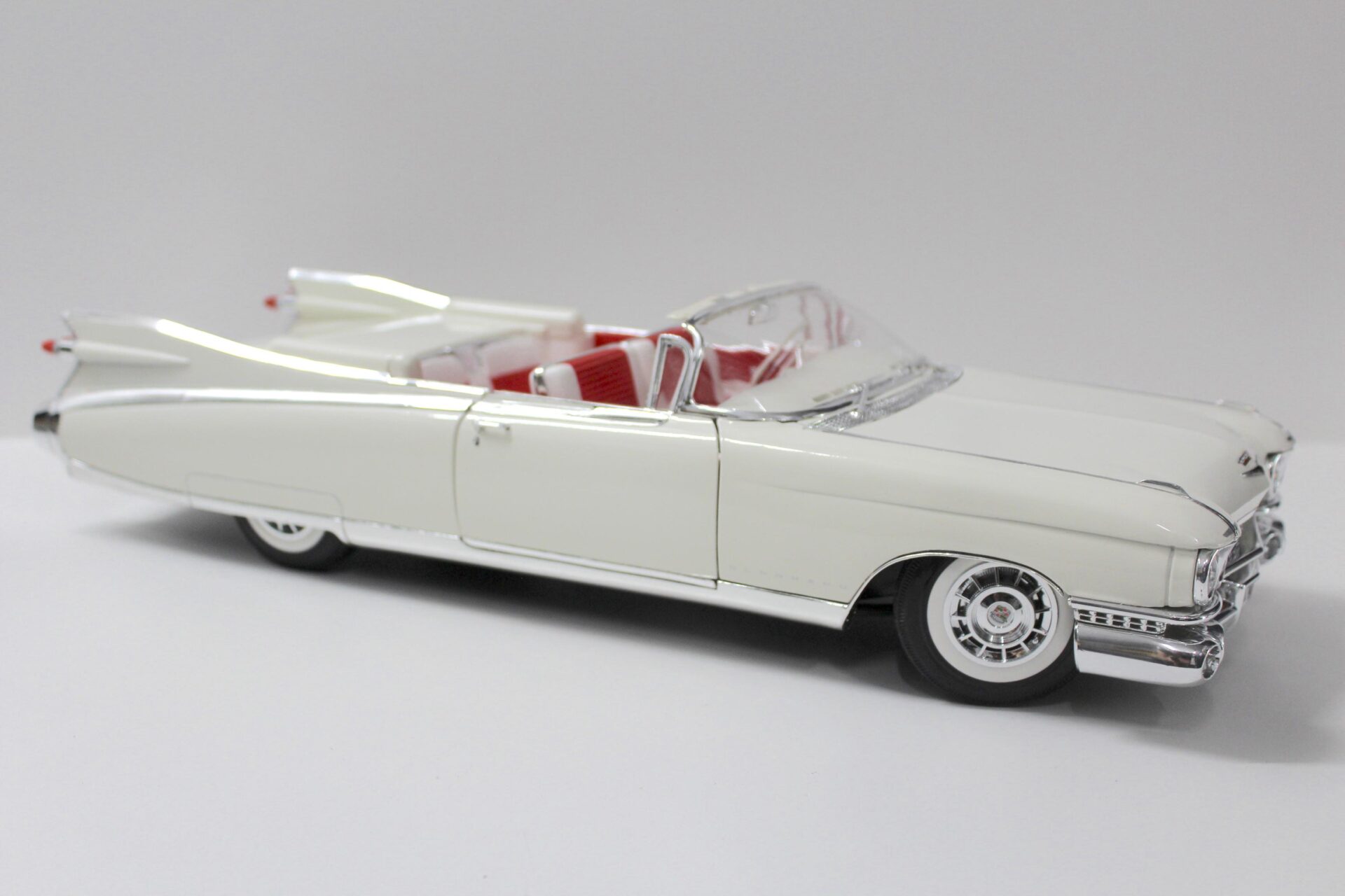 1:12 Maisto Cadillac Eldorado Biarritz Convertible 1959 white