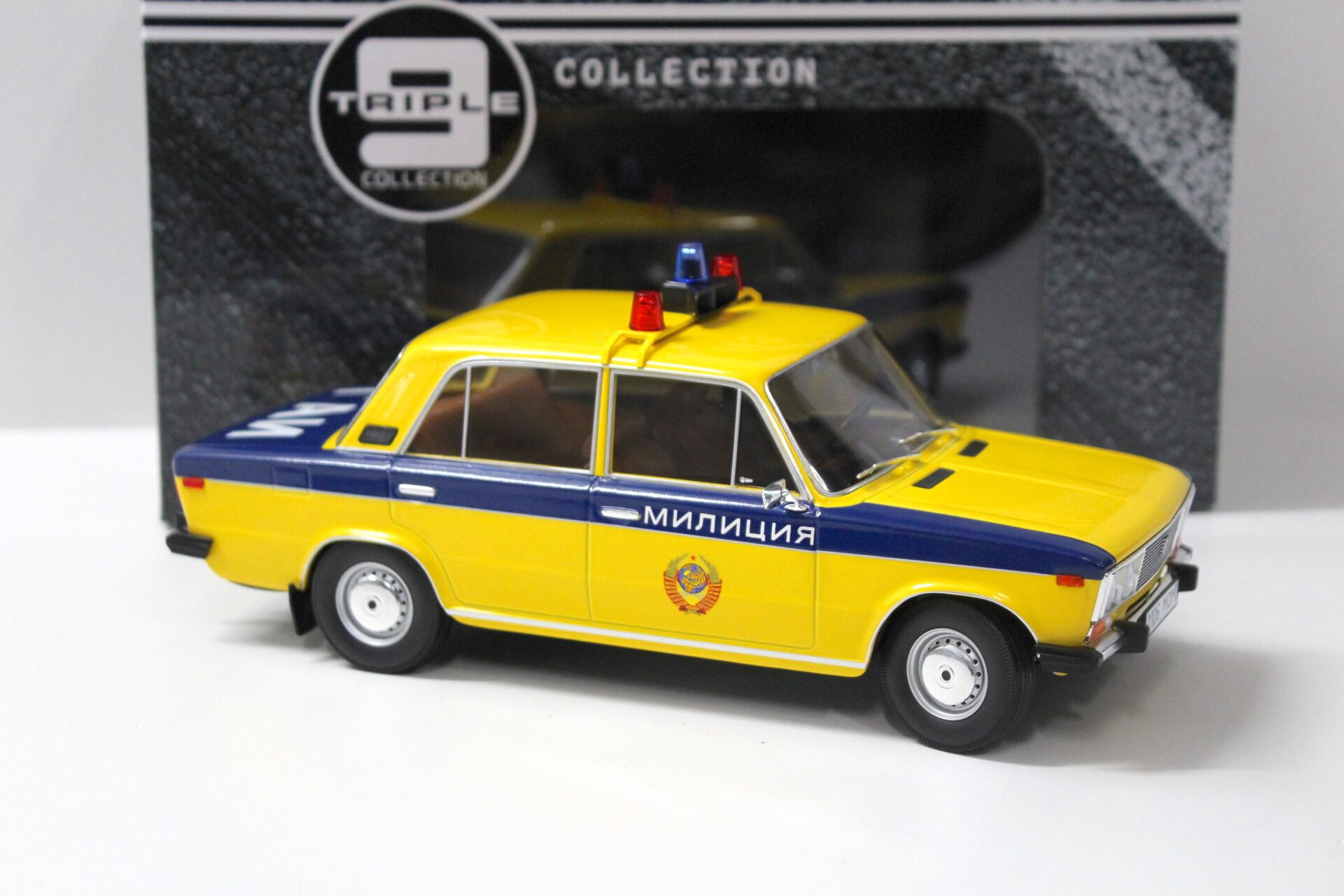 1:18 Triple9 IXO Lada 1600 VAZ USSR Traffic Police Polizei 1976