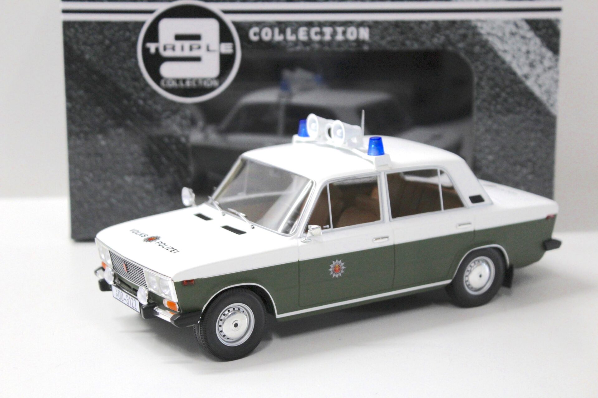 ID 47827 orig.jpg 1:18 Triple9 IXO Lada 1600 VAZ DDR Volkspolizei Police Polizei 1976