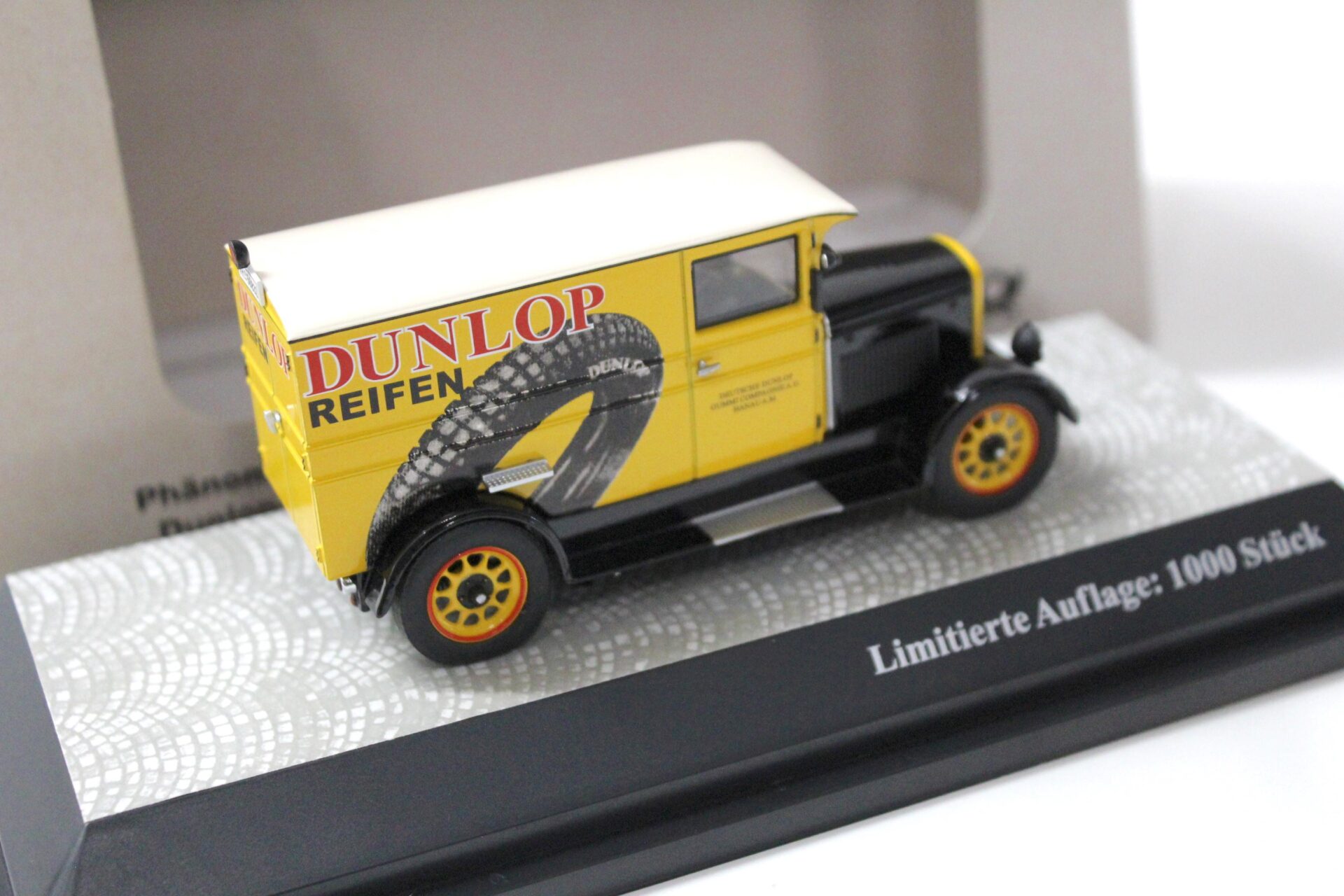 1:43 Premium ClassiXXs Phänomen Granit "DUNLOP-REIFEN" yellow