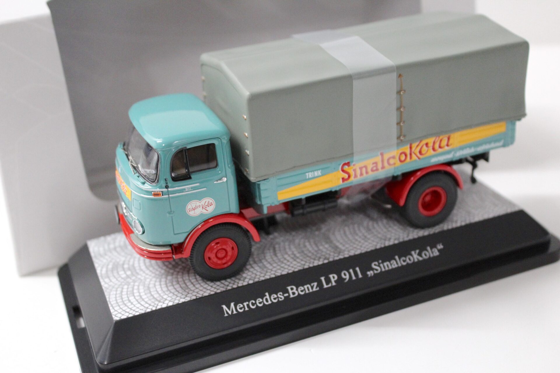 1:43 Premium ClassiXXs Mercedes LP 911 Pritsche "SINALCO KOLA"
