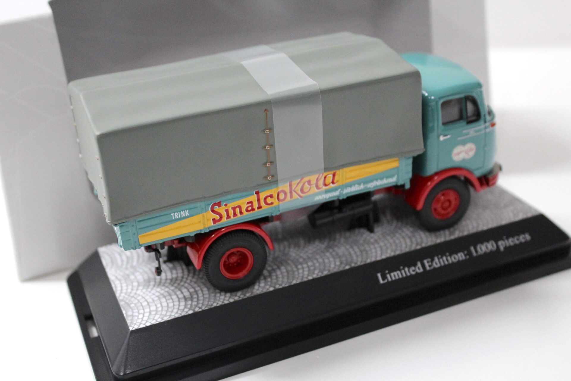 1:43 Premium ClassiXXs Mercedes LP 911 Pritsche "SINALCO KOLA"