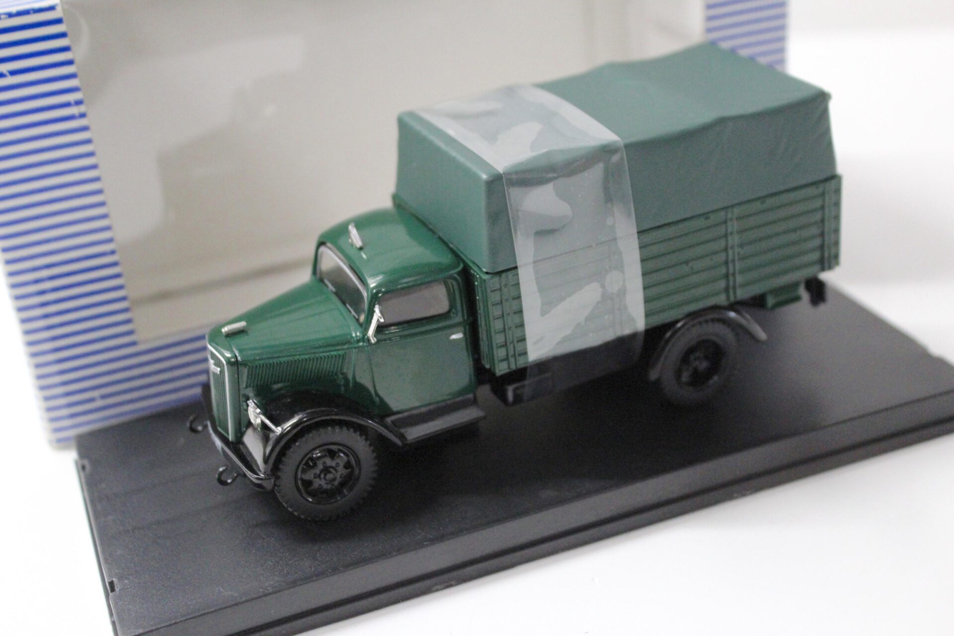 1:43 City Opel Blitz 3.5t Cargo Pritsche mit Plane dark green