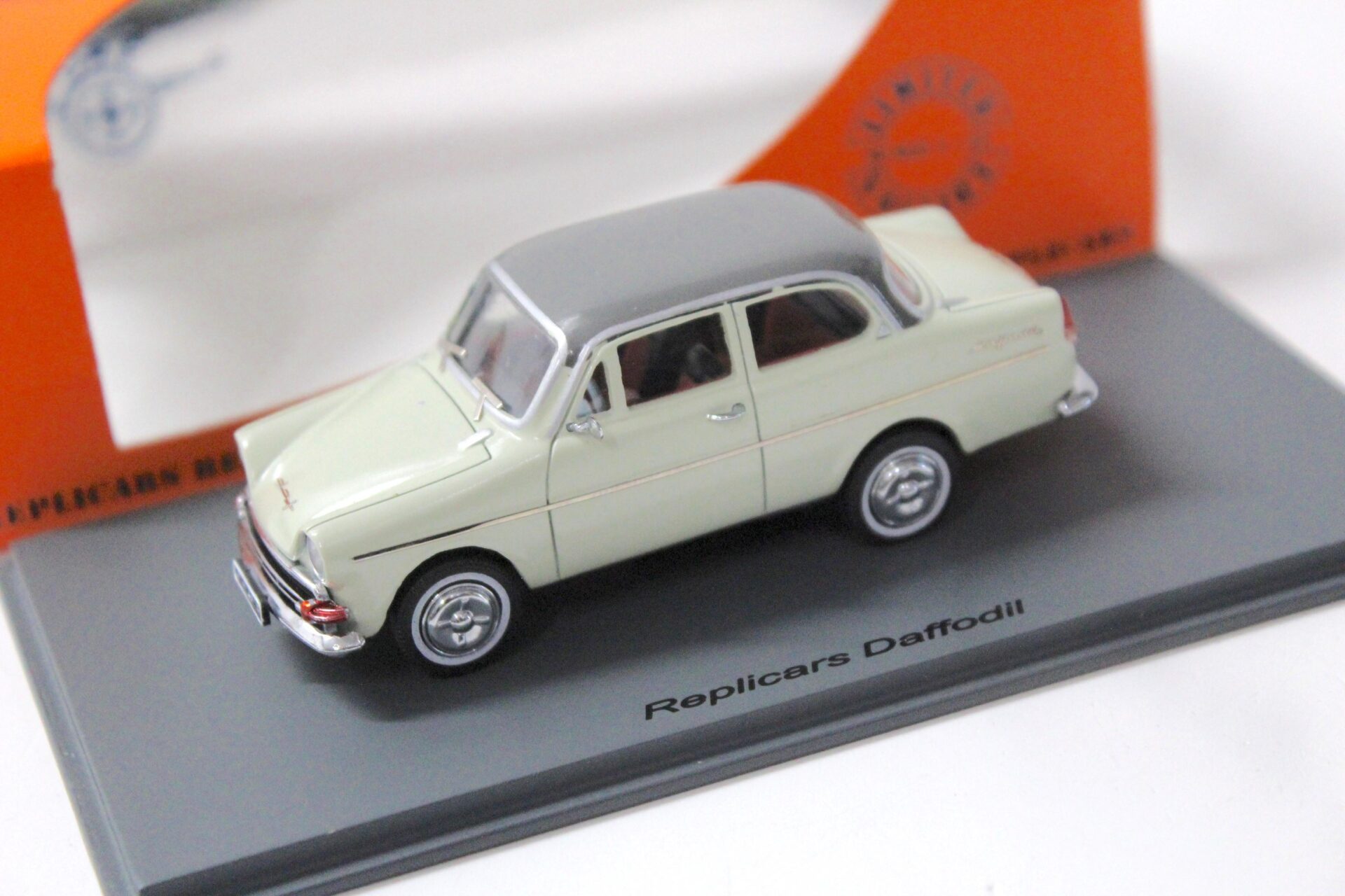 1:43 Replicars DAF Daffodil beige/ grey roof