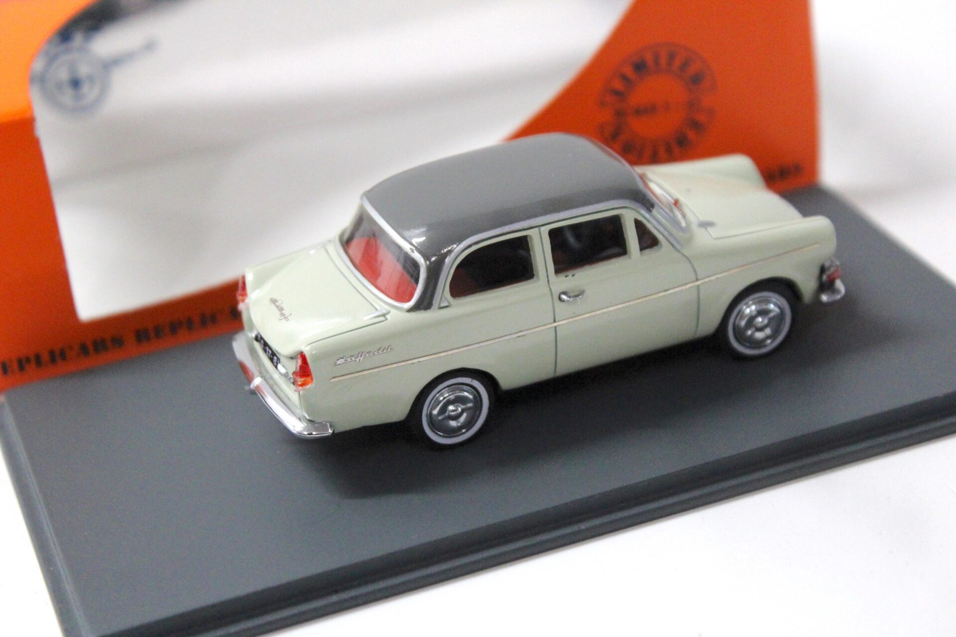 1:43 Replicars DAF Daffodil beige/ grey roof