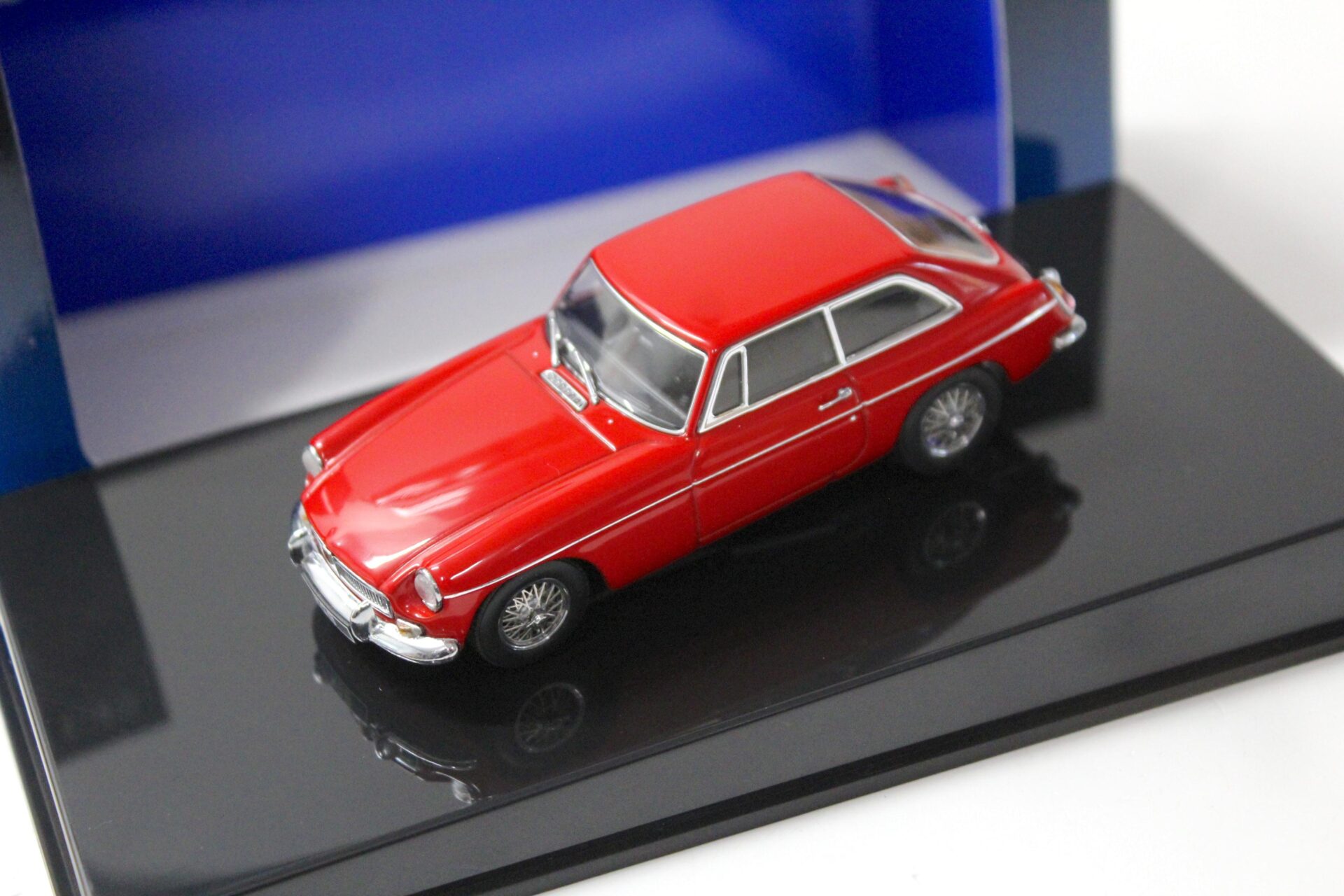 1:43 AUTOart MGB GT Coupe MKII 1969 red