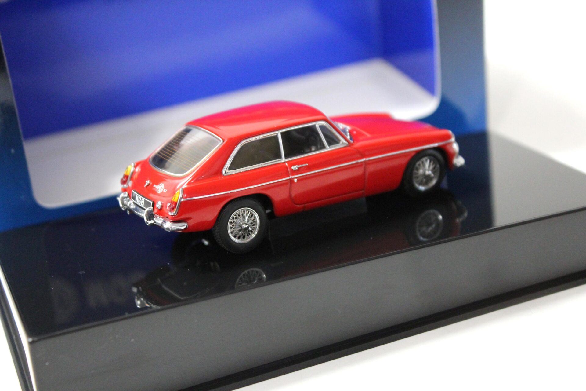 1:43 AUTOart MGB GT Coupe MKII 1969 red