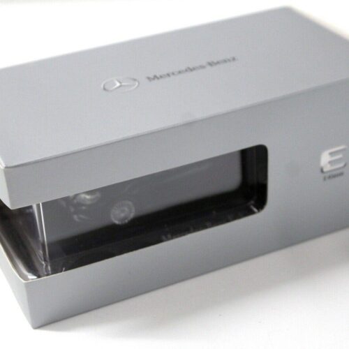 1:43 Kyosho Mercedes E-Class Sedan dark blue DEALER VERSION - Image 3