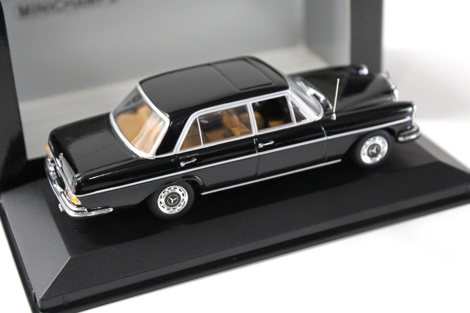 1:43 Minichamps Mercedes 300 SEL 6.3 Limousine black 1968