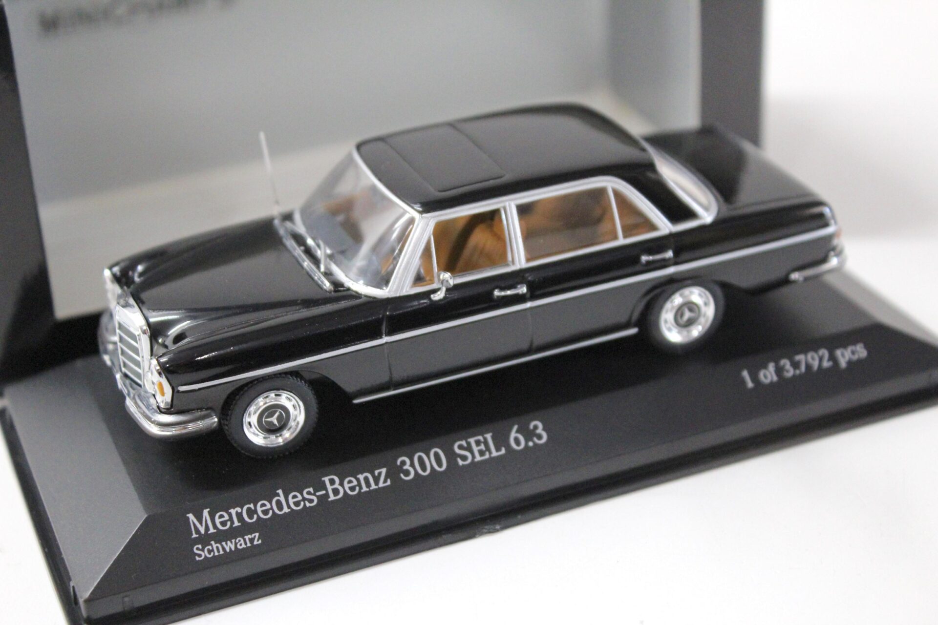 ミニチャンプス Mercedes-Benz 300 SEL 6.3 1:43 Minichamps Mercedes 300 SEL 6.3 Limousine black 1968