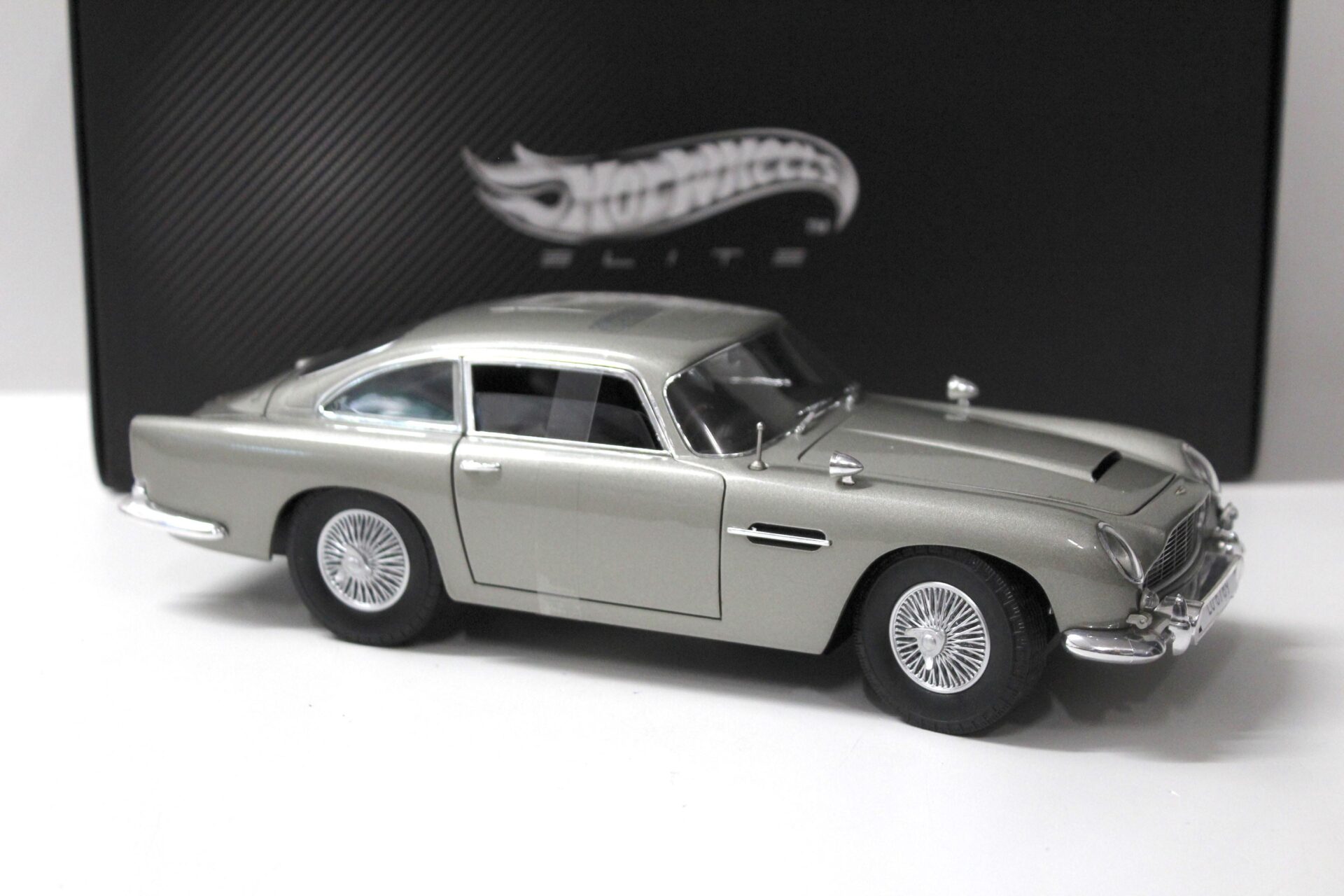 1:18 Hot Wheels Elite Aston Martin DB5 James Bond 007 Goldfinger