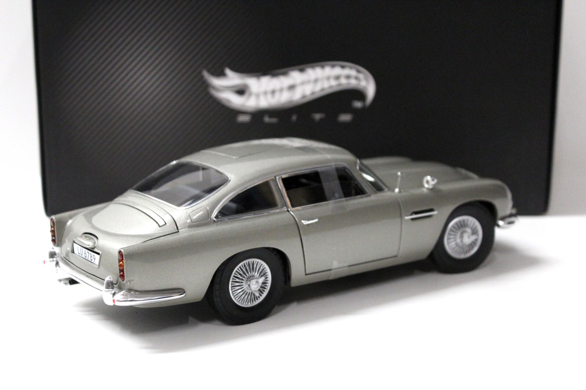 1:18 Hot Wheels Elite Aston Martin DB5 James Bond 007 Goldfinger