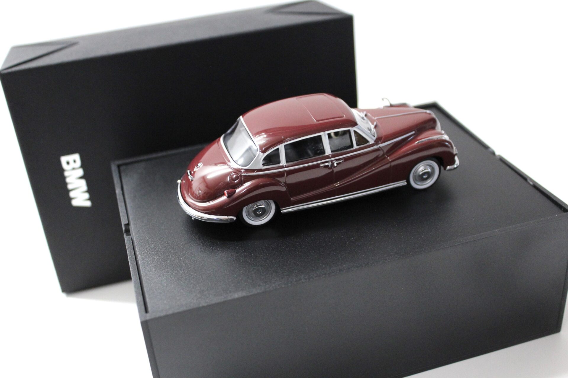 1:43 Minichamps BMW 502 V8 Limousine dark red DEALER VERSION