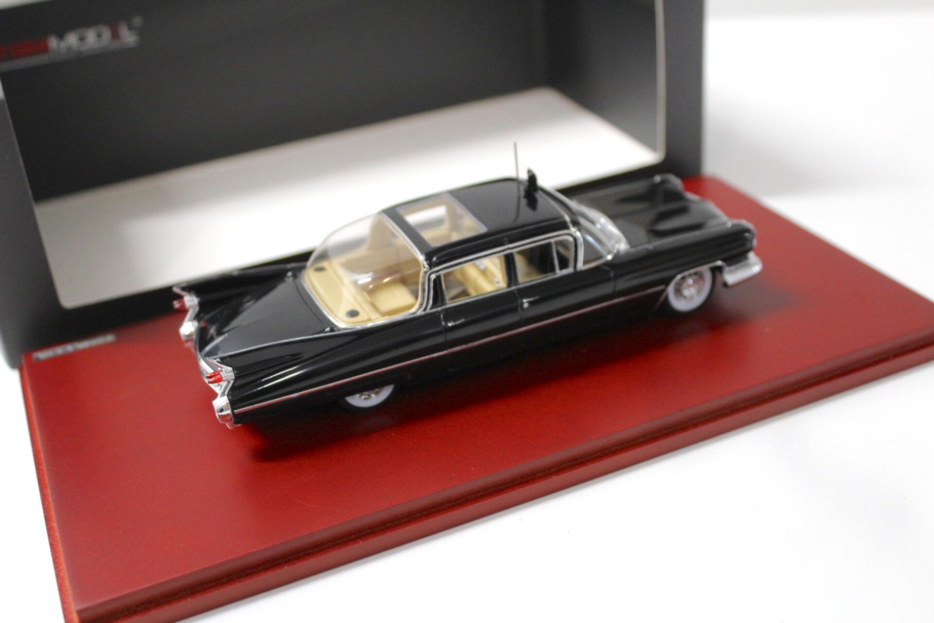 1:43 TSM True Scale 1958 Cadillac Series 75 Bubble-Top Queen Elizabeth II