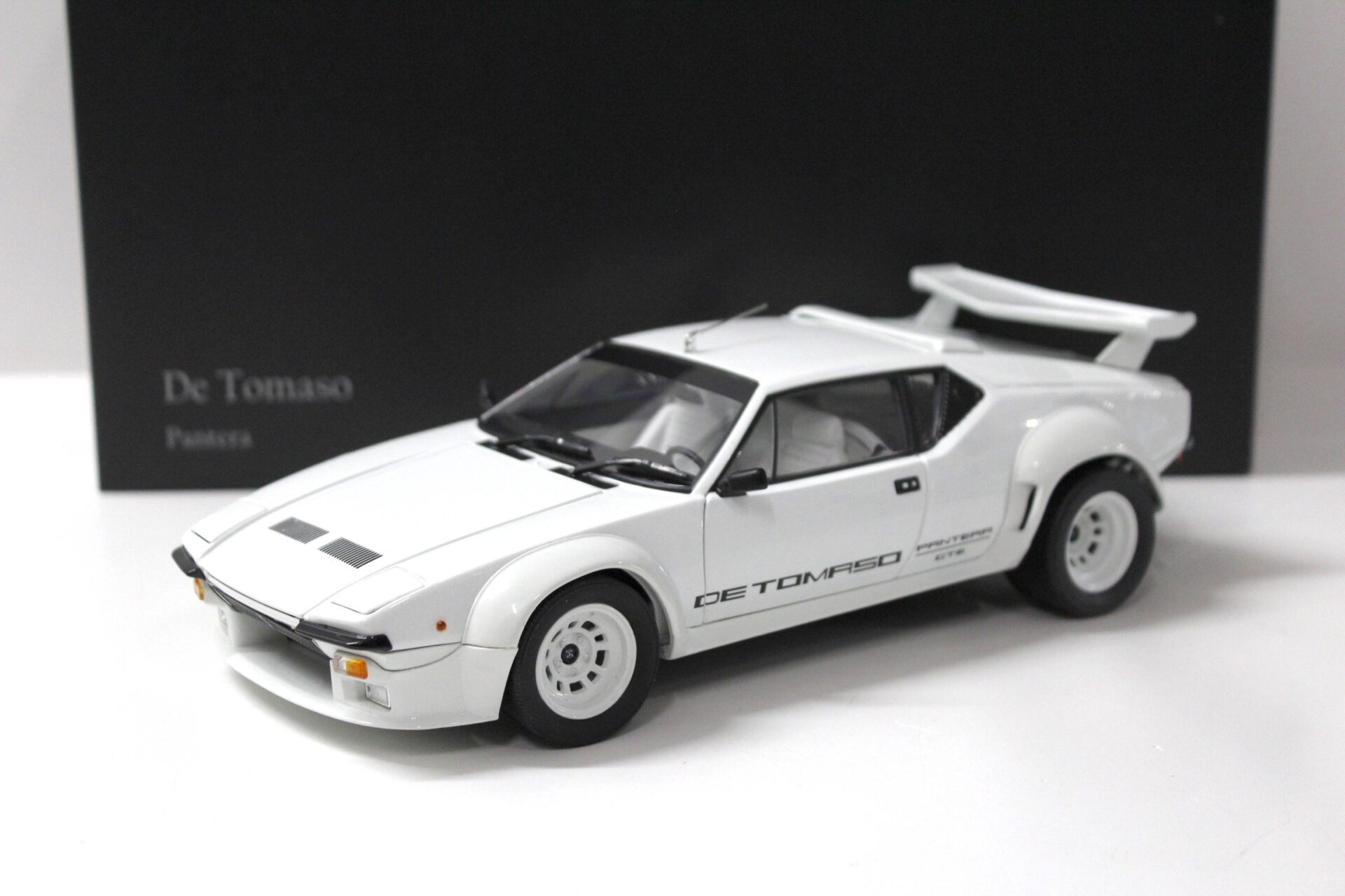 1:18 Kyosho De Tomaso Pantera GT5 white