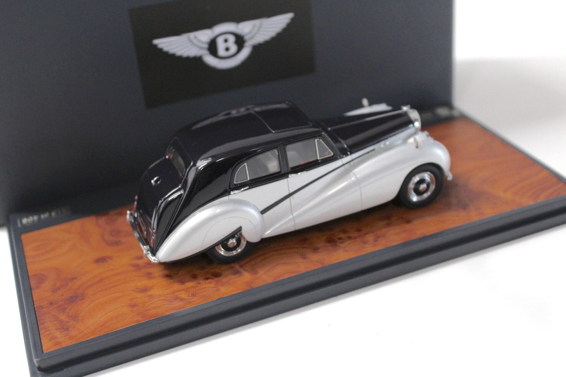 1:43 Matrix Harold Radford Countryman Mark II Saloon blue/ silver metallic