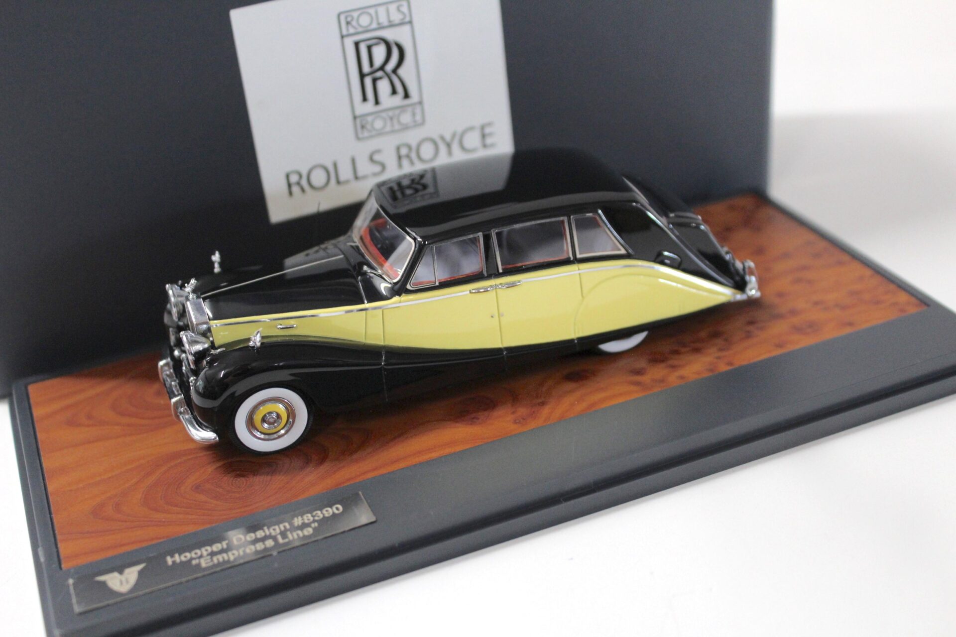 1:43 Matrix Hooper Design #8390 Empress Line yellow