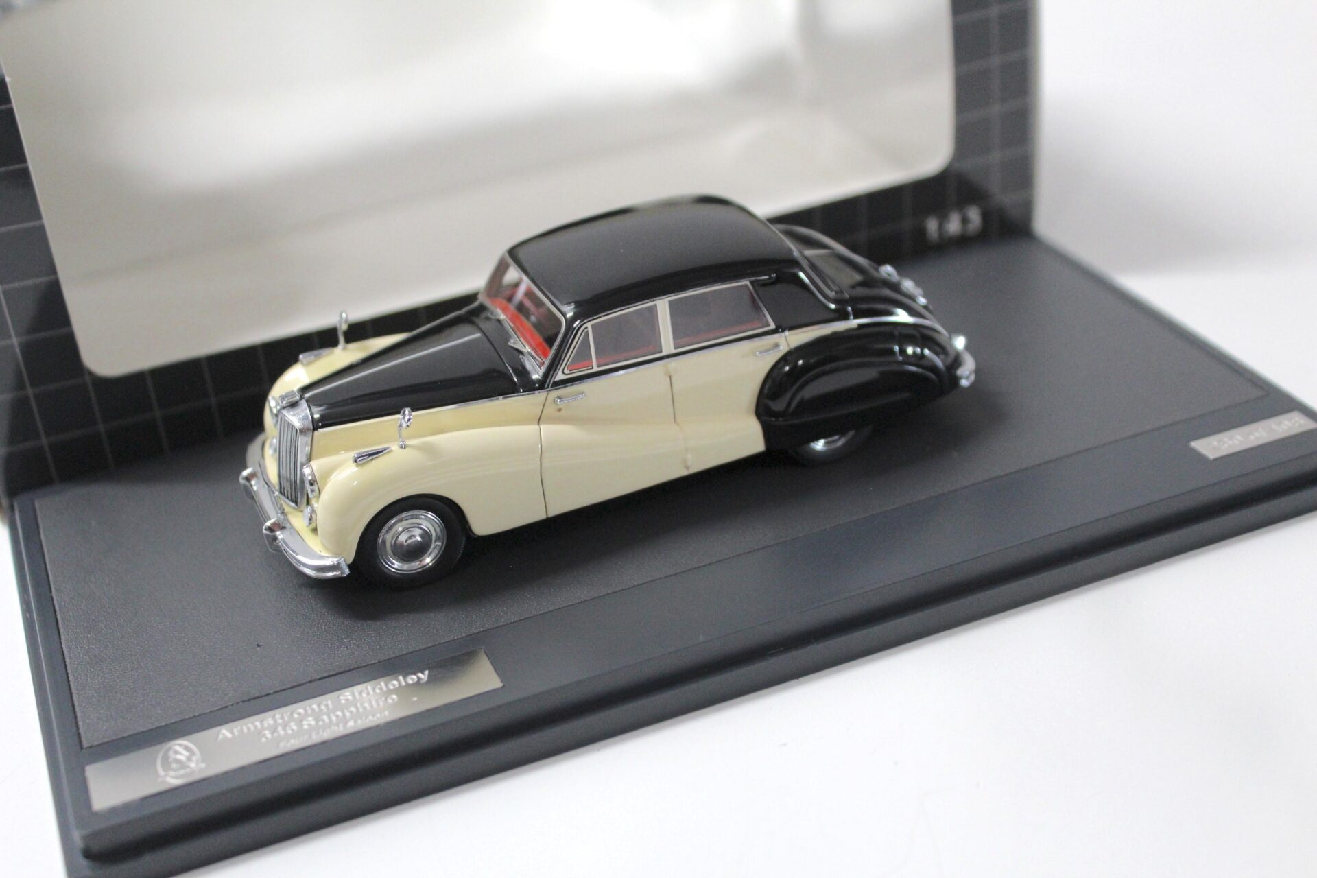 1:43 Matrix Armstrong Siddeley 346 Sapphire 4- light Saloon 1953 black/ sand
