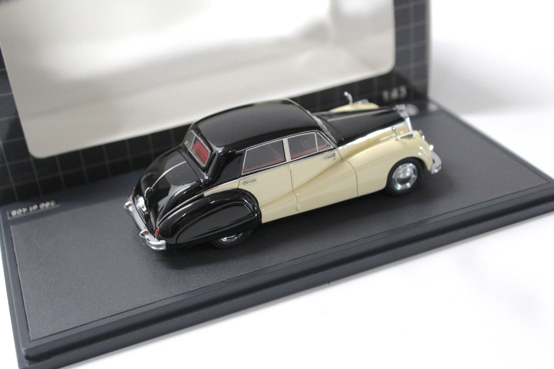 1:43 Matrix Armstrong Siddeley 346 Sapphire 4- light Saloon 1953 black/ sand