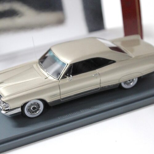 1:43 American Excellence NEO Pontiac Bonneville HT Coupe silver-gold