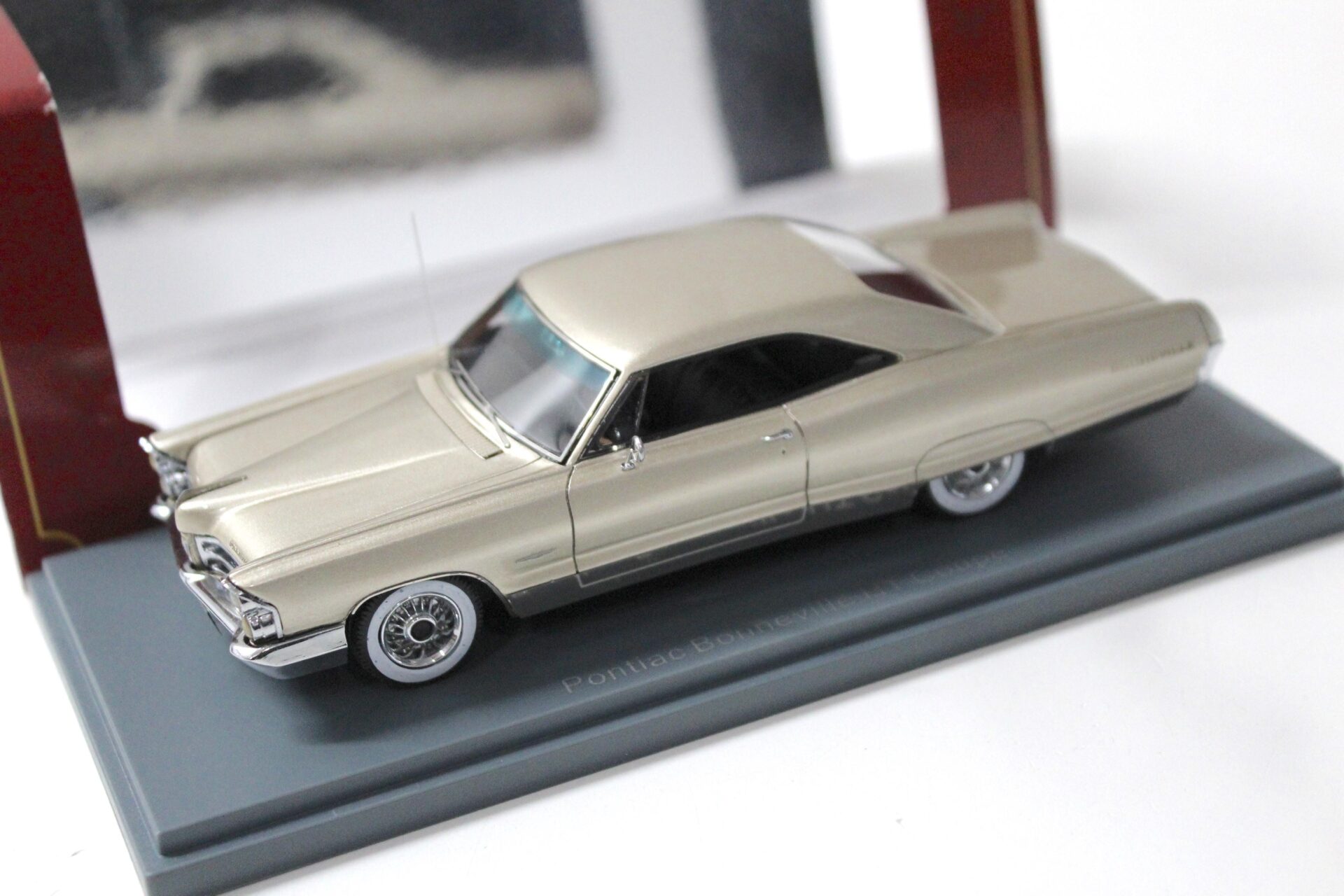 1:43 American Excellence NEO Pontiac Bonneville HT Coupe silver-gold