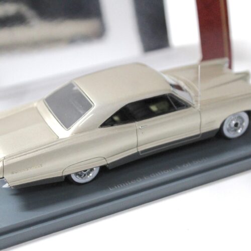 1:43 American Excellence NEO Pontiac Bonneville HT Coupe silver-gold