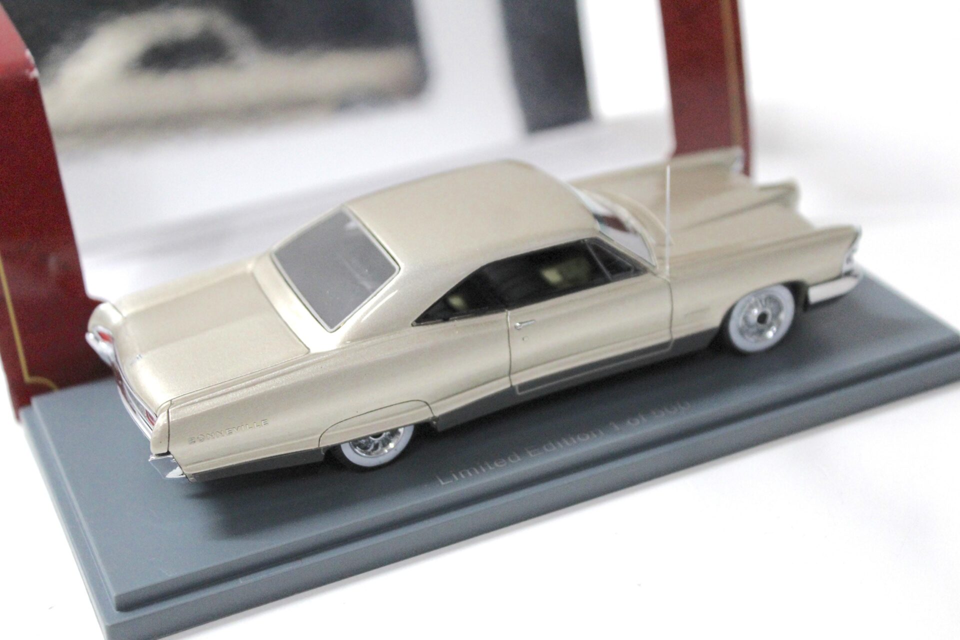1:43 American Excellence NEO Pontiac Bonneville HT Coupe silver-gold