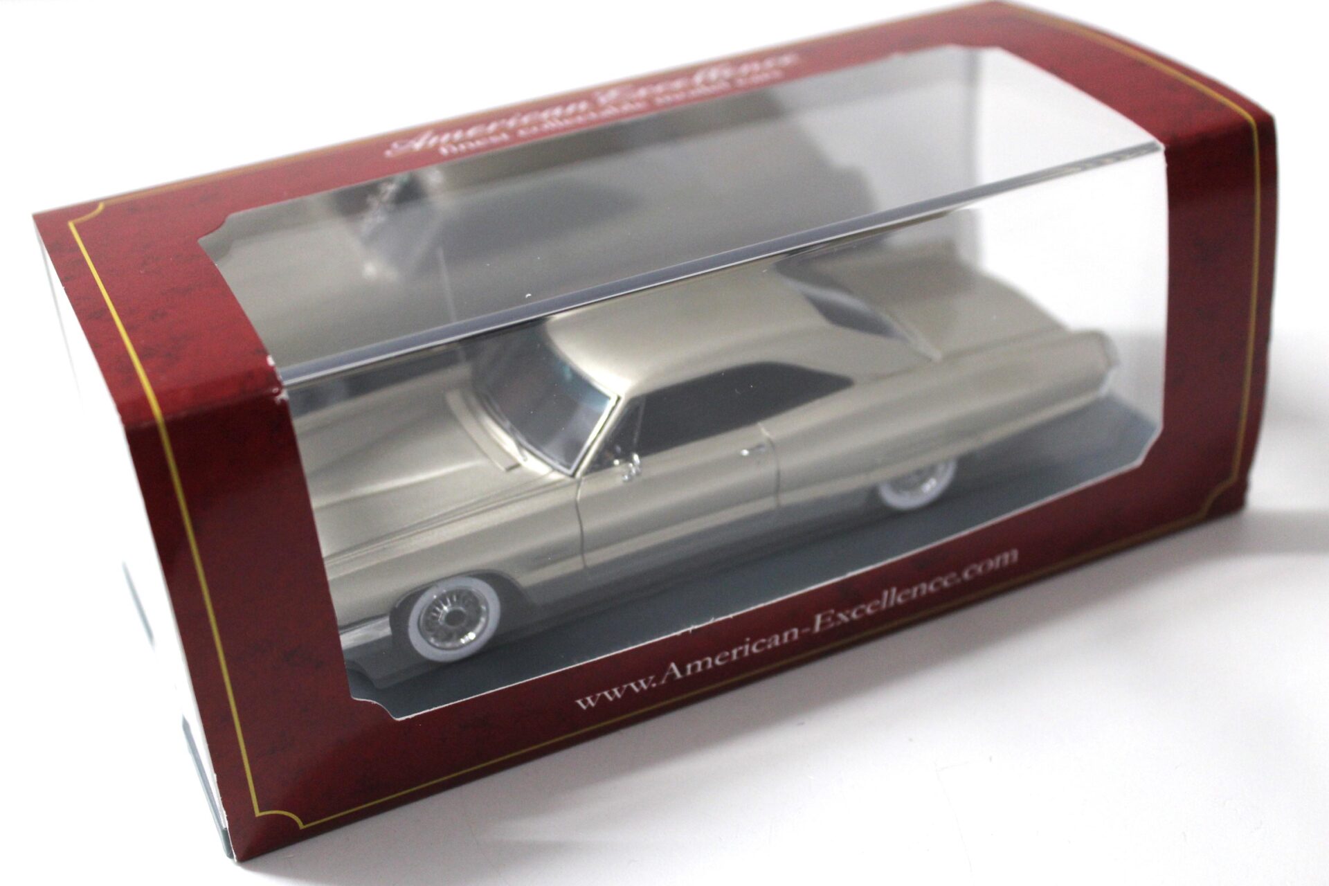 1:43 American Excellence NEO Pontiac Bonneville HT Coupe silver-gold