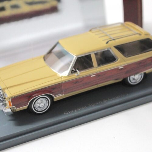 1:43 American Excellence NEO Chrysler Town & Country beige/ wood