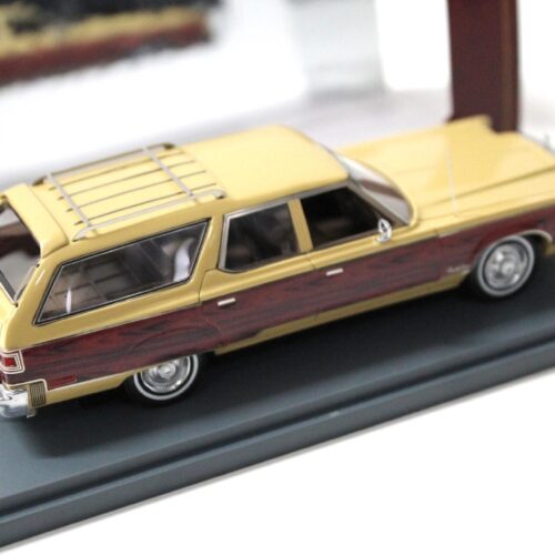 1:43 American Excellence NEO Chrysler Town & Country beige/ wood