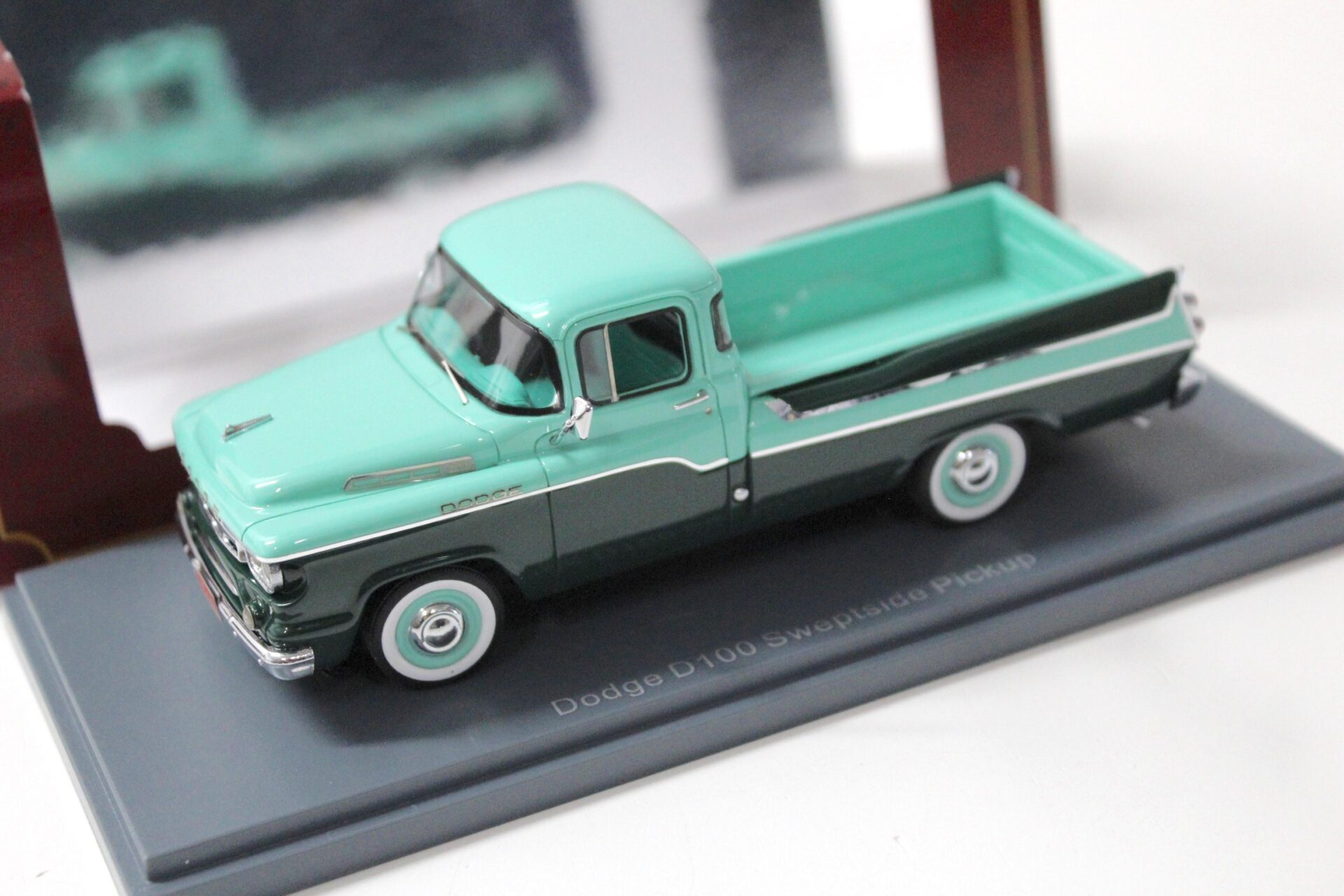 1:43 American Excellence NEO Dodge D100 Sweptside Pickup mint/ dark green