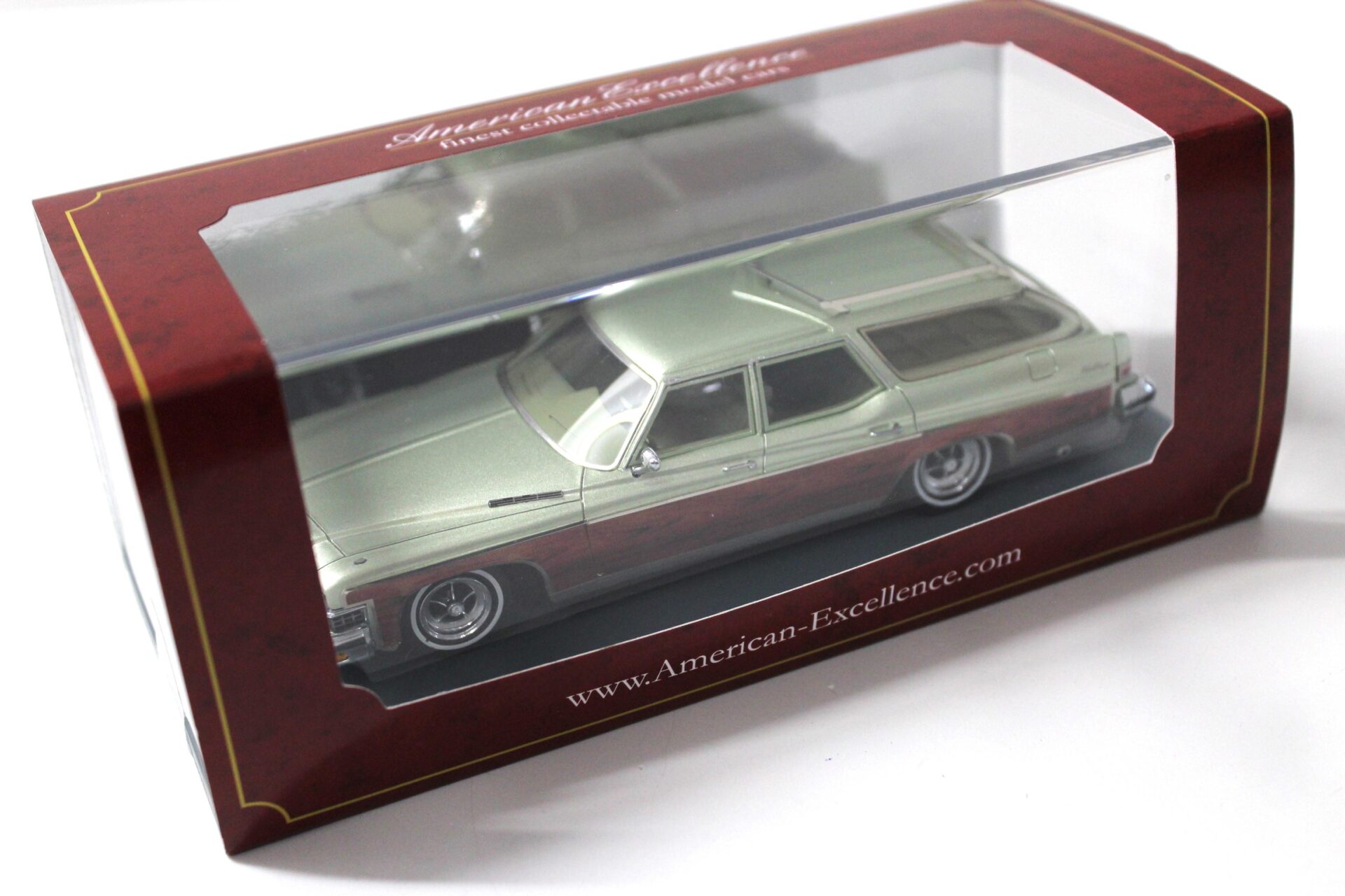 1:43 American Excellence NEO Buick Le Sabre 4-Door Station Wagon green