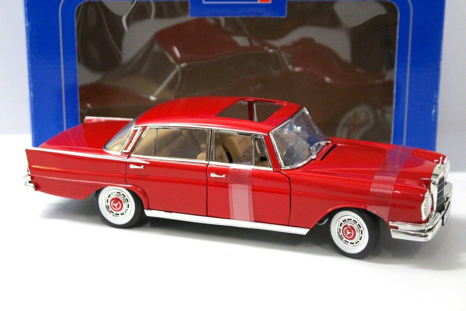 1:18 Revell Mercedes 220SE Limousine red