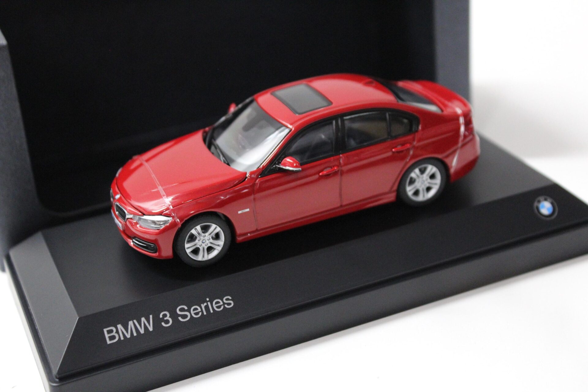 1:43 Paragon BMW 3er F30 335i Limousine red DEALER VERSION