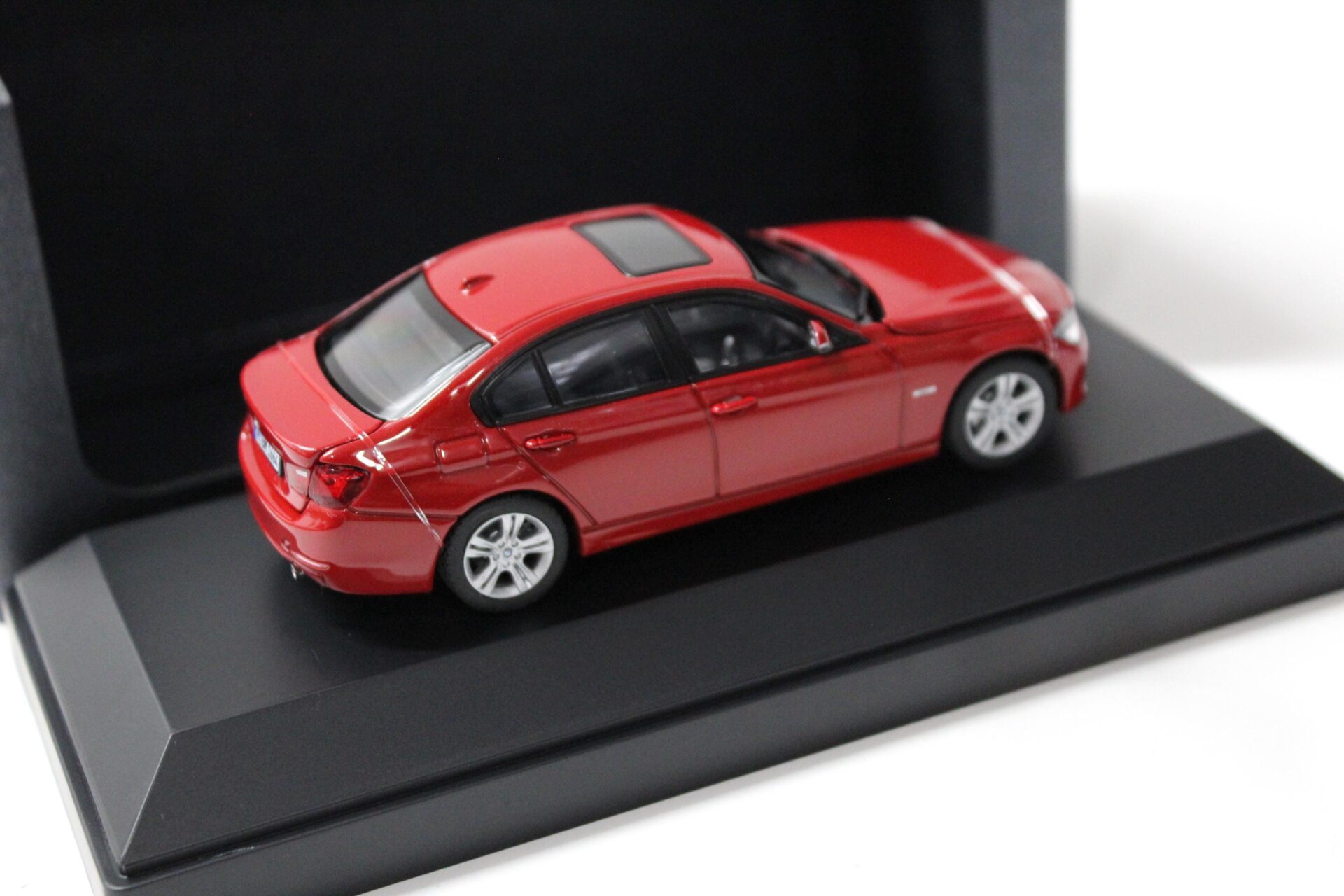 1:43 Paragon BMW 3er F30 335i Limousine red DEALER VERSION