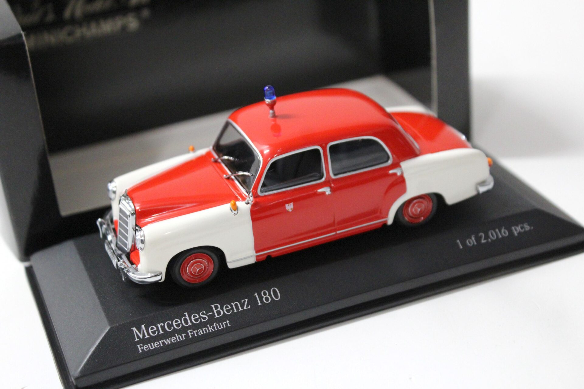 ID 51669 orig.jpg 1:43 Minichamps Mercedes 180 Ponton Feuerwehr Frankfurt red/ white