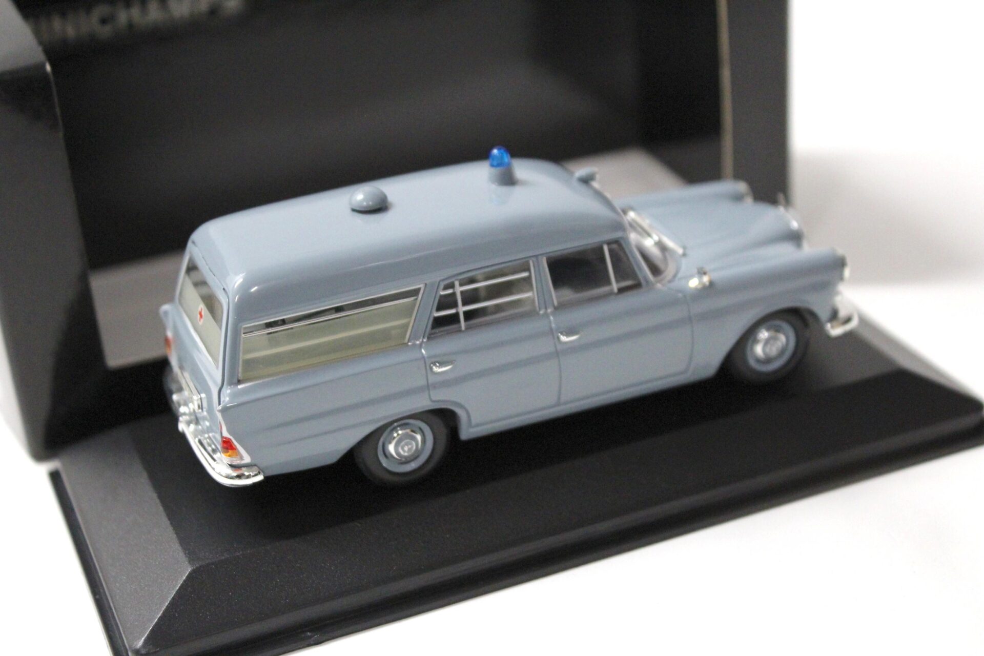 1:43 Minichamps Mercedes 190 KTW Krankenwagen DRK Rotes Kreuz grey