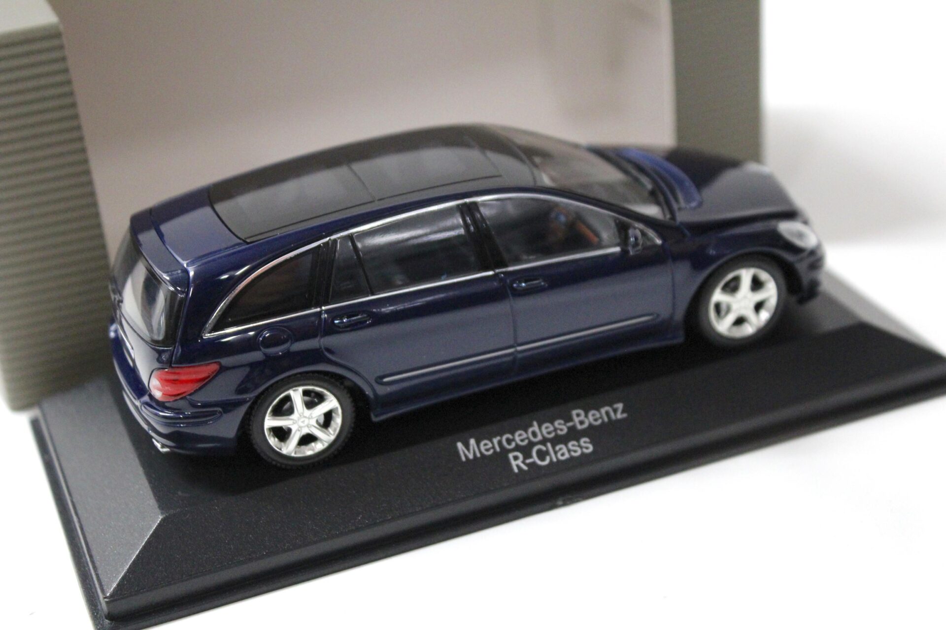 1:43 Minichamps Mercedes R-Klasse 2005 dark blue DEALER VERSION